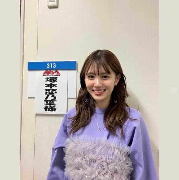 楽屋前で微笑む塚本恋乃葉