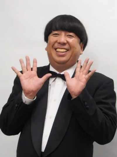 タキシードを着ておどける日村勇紀