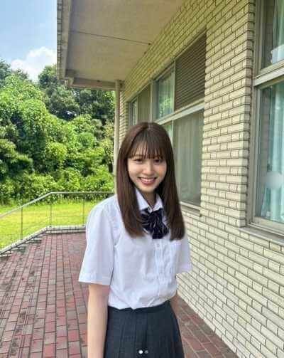 制服姿で微笑む塚本恋乃葉
